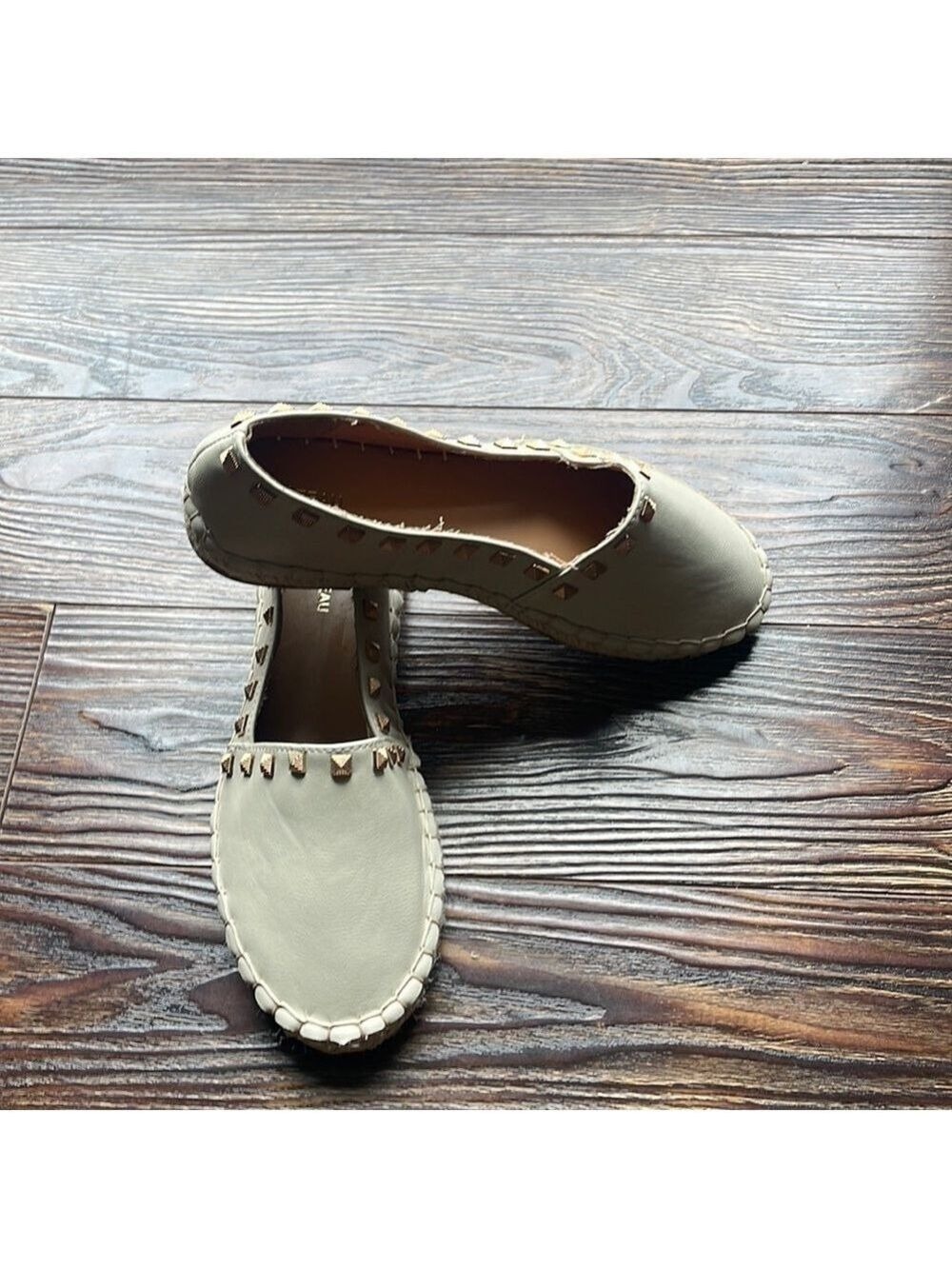 Le Chateau Cream With Gold Accents Slip Ons Size 8🥰🥰